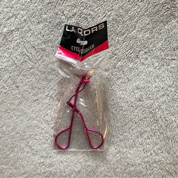 L.A. Colors Vibrant Pink Eyelash Curler - Picture 4 of 9